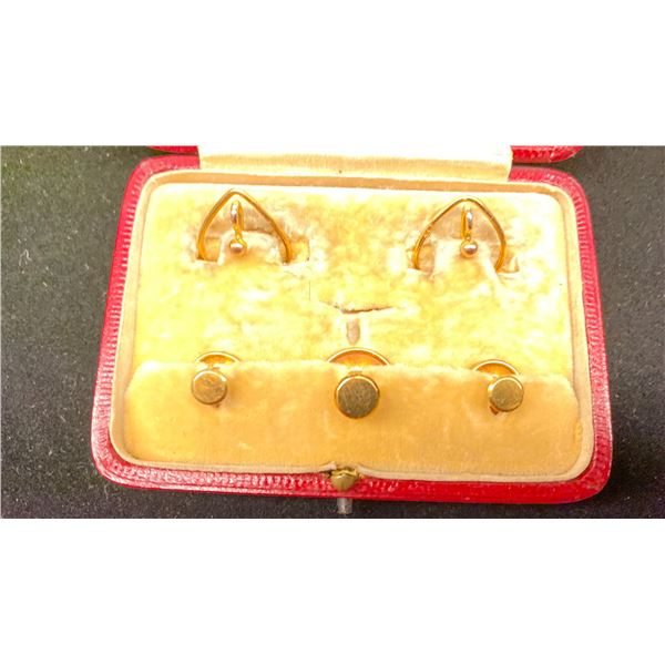 THREE 18K BUTTONS, TWO 9K CLIPS (3.5G)