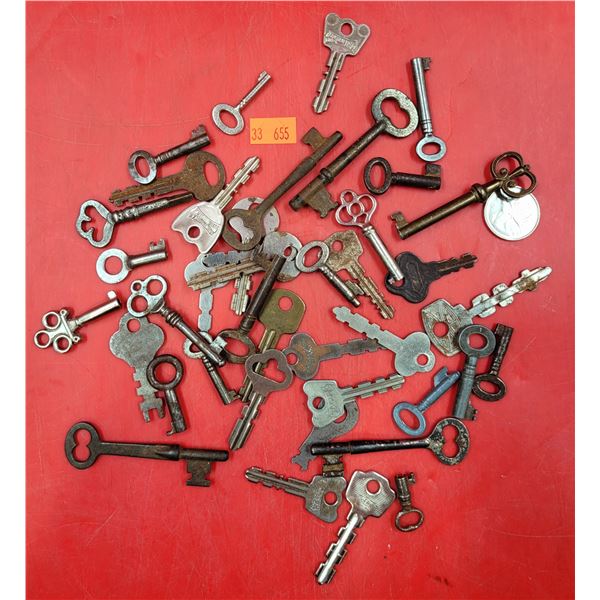 Lot of Over 40 VTG Keys