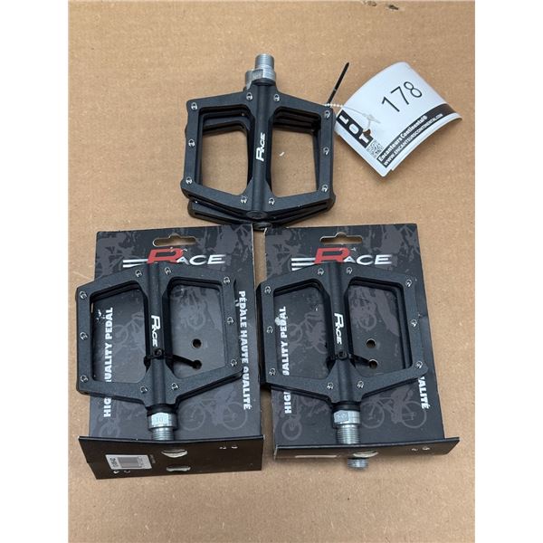 LOT DE 3 PAIRES DE PEDALES ASSORTIES
