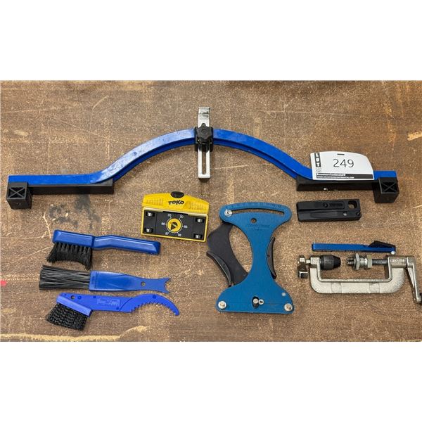LOT D'OUTILS POUR VÉLO ASSORTIS