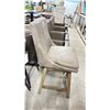 Image 2 : UPHOLSTERED SWIVEL-TOP CHAIR