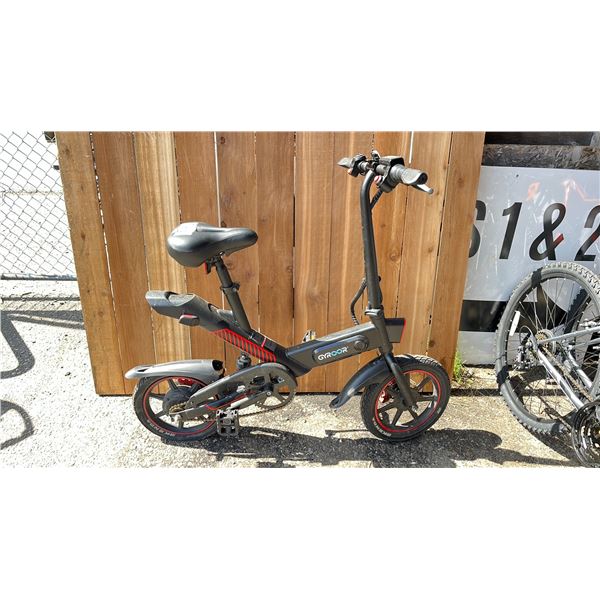 GYROOR E-BIKE WITH BATTERY (POWERS ON, NO KEY, NO CHARGER, UNKNOWN WORKING CONDITION)
