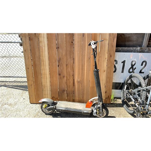 E-SCOOTER WITH BATTERY (NO KEY, NO CHARGER, NO DISPLAY, UNKNOWN WORKING CONDITION)