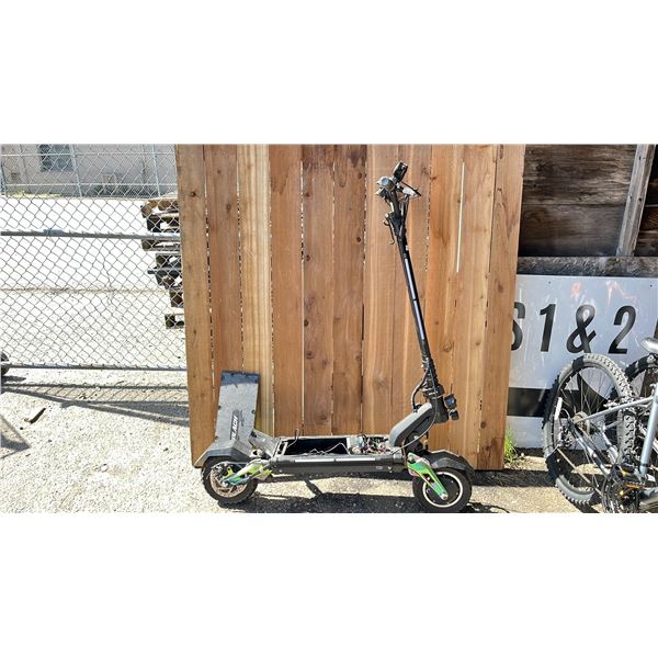 SPLACH E-SCOOTER WITH CHARGER (NO BATTERY, NO KEYS, UNKNOWN WORKING CONDITION)