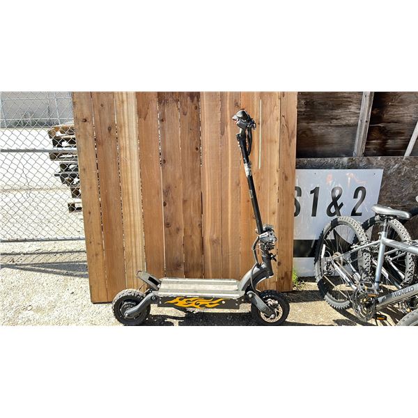 JANOBIKE E-SCOOTER WITH BATTERY & KEY (POWERS ON, NO CHARGER, UNKNOWN WORKING CONDITION)
