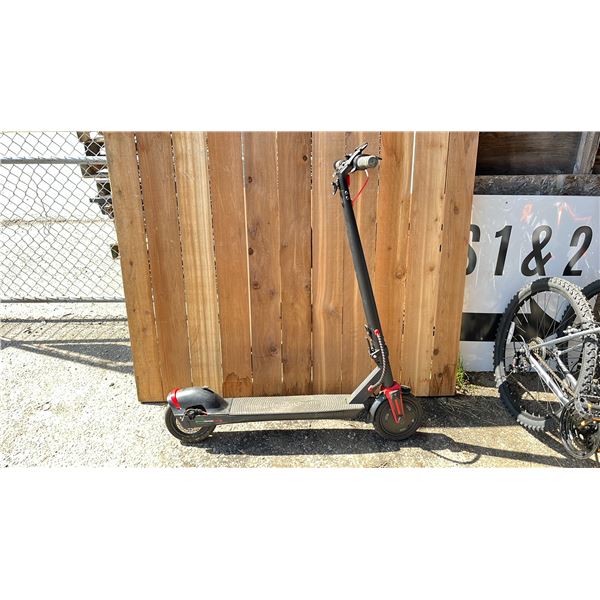 FIAT 500 E-SCOOTER WITH BATTERY (POWERS ON, NO CHARGER, NO KEY, UNKNOWN WORKING CONDITION)
