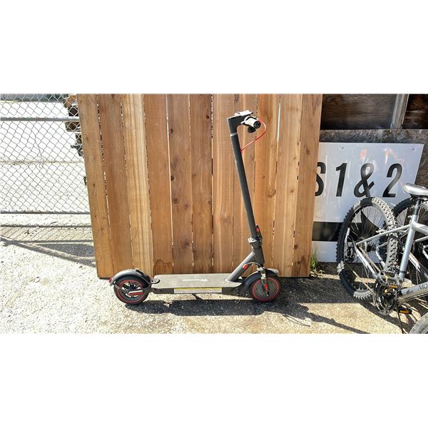 EVERCROSS E-SCOOTER WITH BATTERY (NO KEY, NO CHARGER, UNKNOWN WORKING CONDITION)
