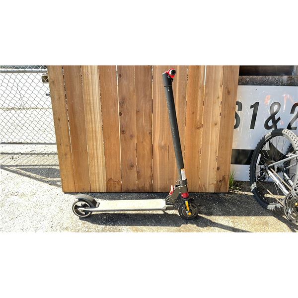 E-SCOOTER WITH BATTERY (NO CHARGER, NO KEY, UNKNOWN WORKING CONDITION)