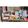 Image 2 : SHELF LOT OF ASSORTED CHRISTMAS DECOR