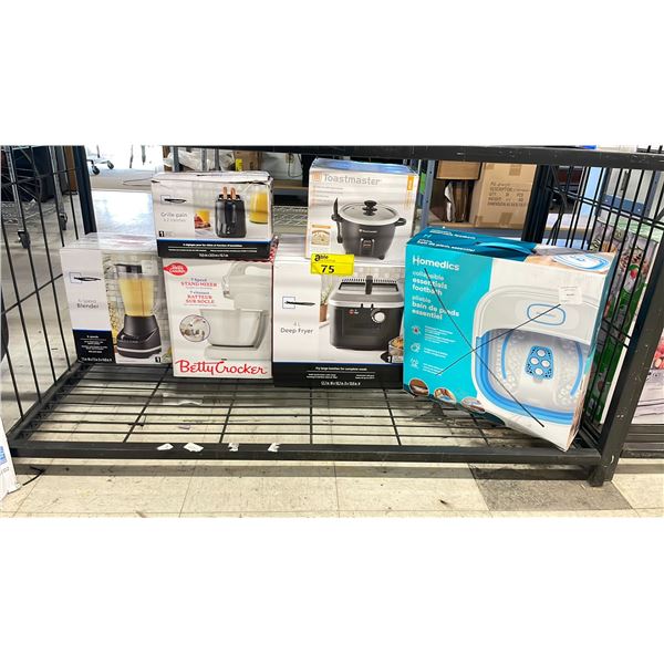 SHELF OF ASSORTED ITEMS INCLUDING; MAINSTAYS 6-SPEED BLENDER, BETTY CROCKER 7-SPEED STAND MIXER,