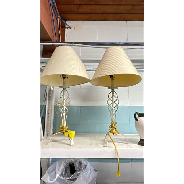 2 TABLE LAMPS WITH SHADES