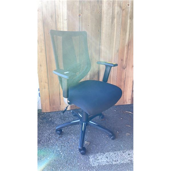 MESH BACK ROLLING OFFICE CHAIR