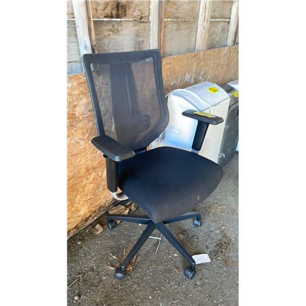 MESH BACK ROLLING OFFICE CHAIR