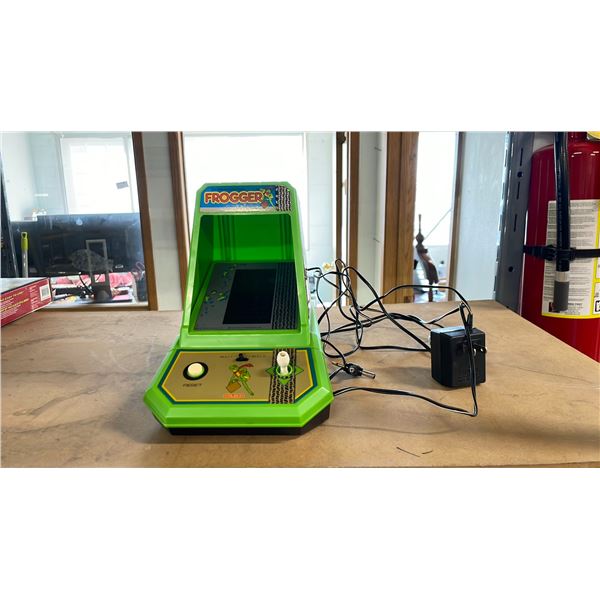 VINTAGE SEGA FROGGER MINI CABINET GAME WITH POWER CORD
