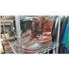 Image 2 : SHELF OF ASSORTED BOOTS