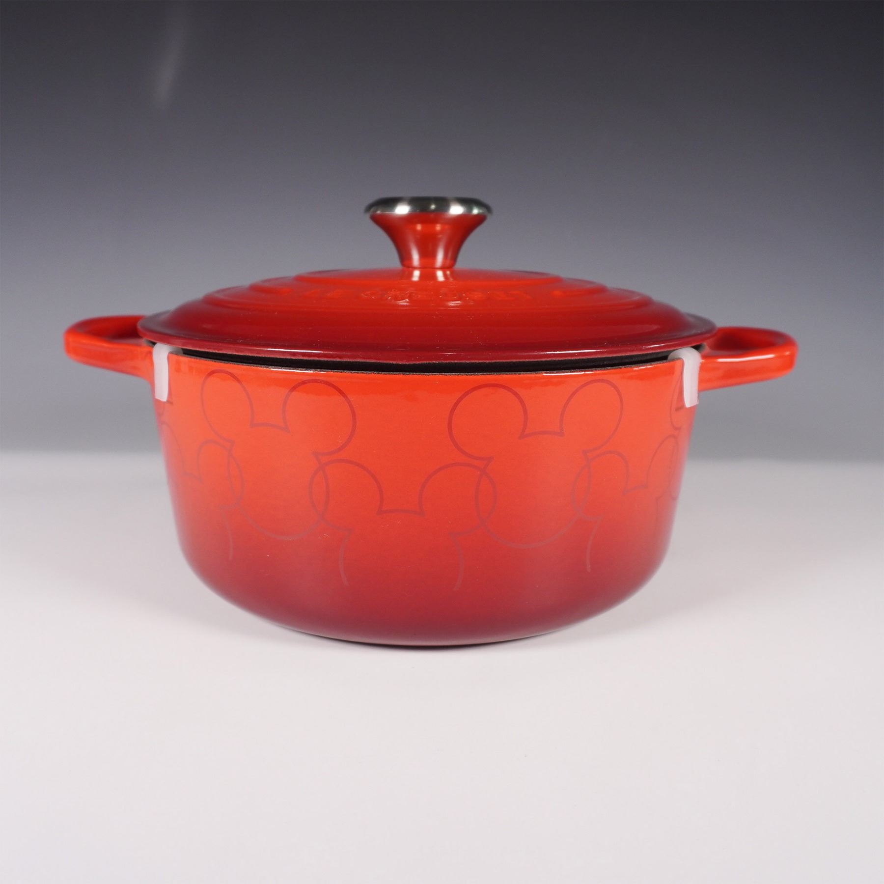 le-creuset-disney-mickey-mouse-cast-iron-dutch-oven-with-original-box