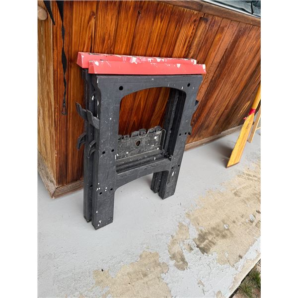 2 saw horses