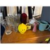 Image 1 : Vases and other items