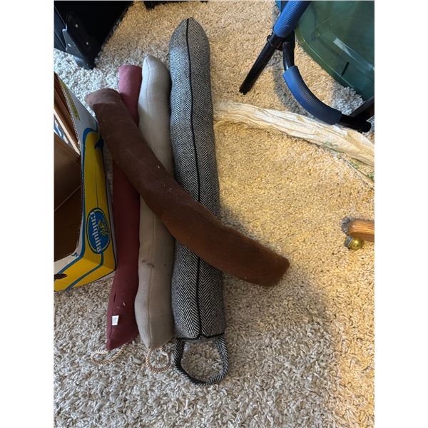 Door breeze stoppers