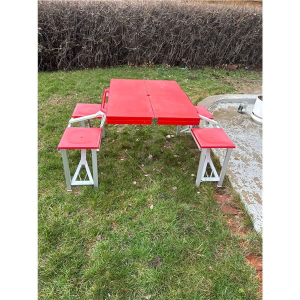 Folding picnic table
