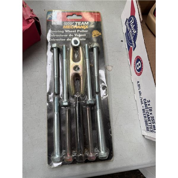 Steering wheel puller