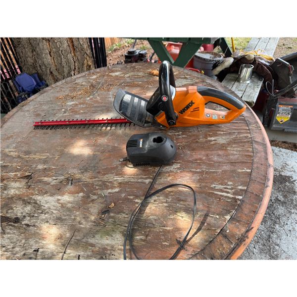 I works hedge trimmer charges and works