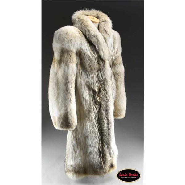 EXQUISITE CANADIAN COYOTE FUR COAT.
