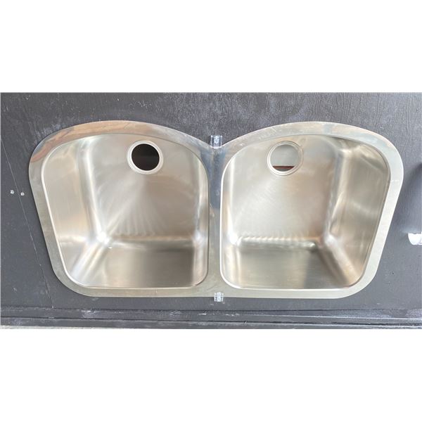 GROUP OF 3 TEKA 125068 STAINLESS STEEL UNDERMOUNT DOUBLE SINK