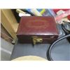 Image 4 : purses, jewlery box, train clock, train alarm clock