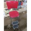 Image 2 : chair with foldable foot rest