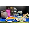 Image 1 : 11 Items in Lot Decorative Vase, Ornaments, Glassware