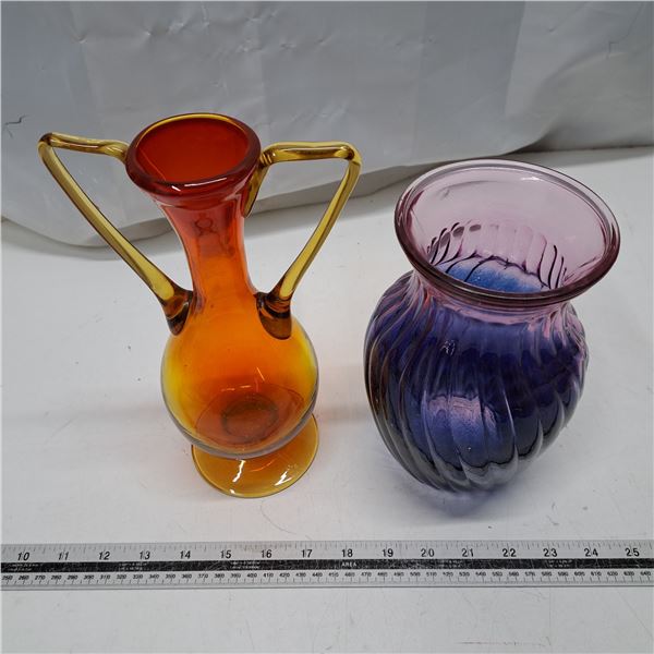2 coloured glasss vases