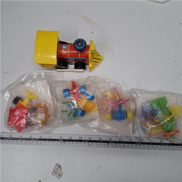 toot toot wood train and baby kermit , baby miss piggy , baby fozzie and gonzo macdonalds toys