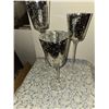 Image 2 : 1033 Set of 3 Glass  Decorative Pedestal Vases