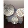 Image 3 : 1033 Set of 3 Glass  Decorative Pedestal Vases