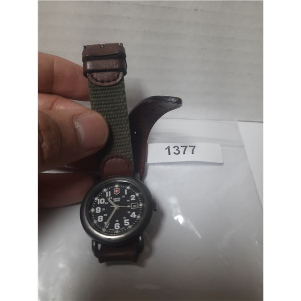 VINTAGE SWISS ARMY QTZ, DATE @3, NEW BATTERY, RUNS