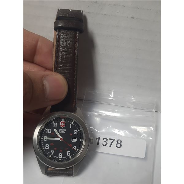 VINTAGE SWISS ARMY QTZ, DATE @3, NEW BATTERY, RUNS
