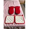 Image 2 : Pair of heat resistant BUILT oven mitts + 2 small trivets