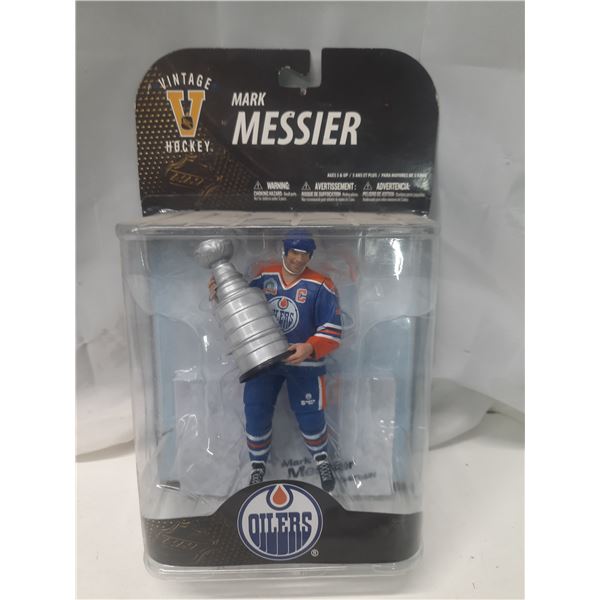 Vintage Hockey Mark Messier NHL Legends 7 - Stanley Cup (Oilers). (New in Package)