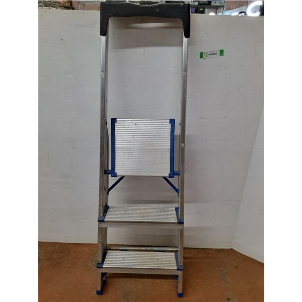 * 4ft Aluminum Step Ladder, Cannot Ship