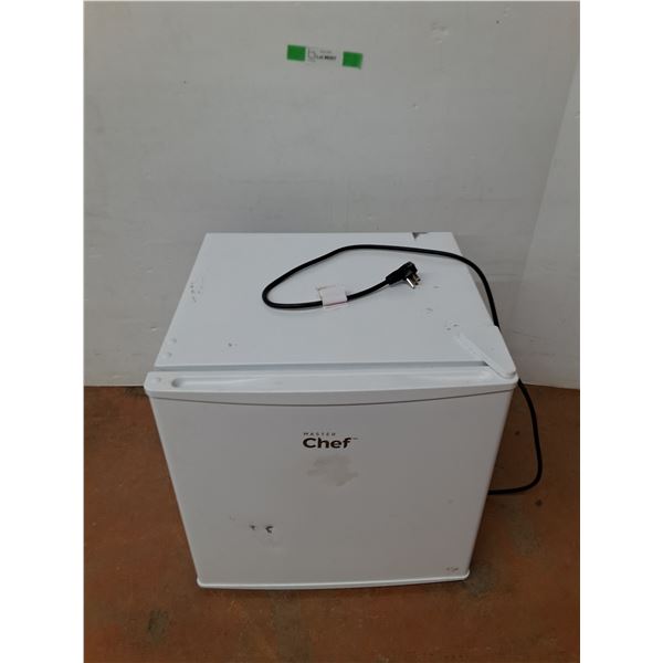 *Master chef Mini Fridge_ 18.5" x 17.5" x 19", Consigner Says Works