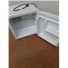 Image 3 : *Master chef Mini Fridge_ 18.5" x 17.5" x 19", Consigner Says Works