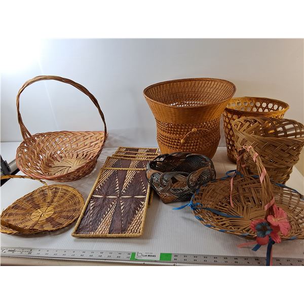 Wicker Lot- (7) Baskets, (5) Placemats