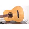 Image 2 : Beaver Creek Classic acoustic, silk strings, double walnut bridge with mother-of-pearl tuners. Inclu