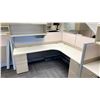 Image 3 : 2 DESKS WITH CUBICLE WALLS OFFICE WORK SPACE SYSTEM