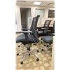 Image 3 : GROUP OF 4 BLACK MESH BACK ADJUSTABLE OFFICE CHAIRS