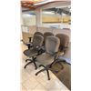 Image 2 : GROUP OF 5 TWO-TONE BEIGE ADJUSTABLE OFFICE CHAIRS