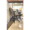 Image 3 : GROUP OF 5 TWO-TONE BEIGE ADJUSTABLE OFFICE CHAIRS