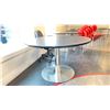 Image 2 : 4' ROUND TABLE WITH METAL BASE