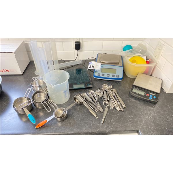 GROUP LOT OF WEIGHTS AND MEASURES. DIGITAL SCALES, MEASURING CUPS, FUNNELS, LIQUID MEASURES